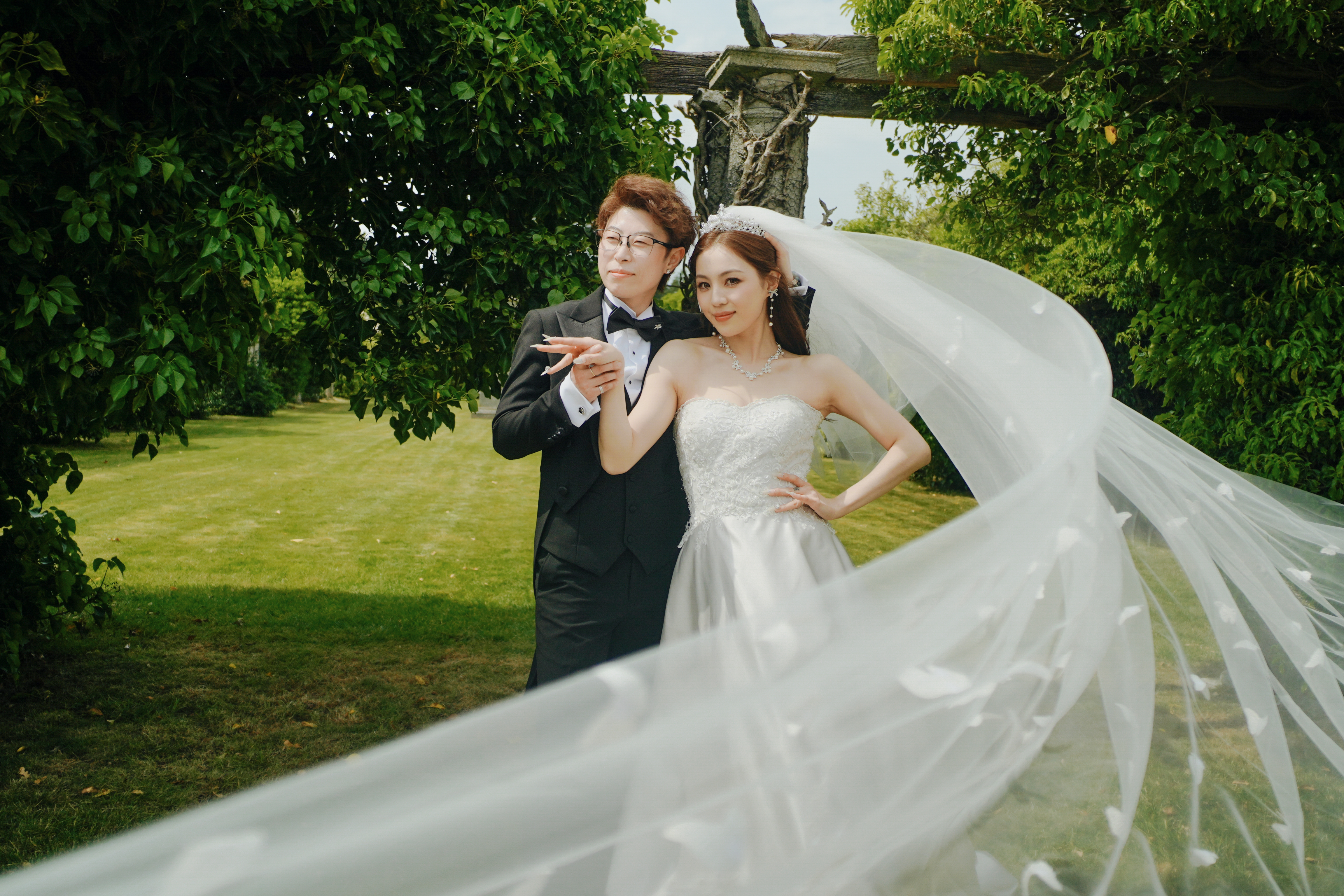 A wedding portrait beneath a flowing veil, used here as an interactive design preview